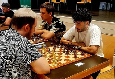 Spannung pur bei den 47. Klausener Schachtagen. GM Basso (Blitz) und FM Seresin (Halbblitz) machen das Rennen.